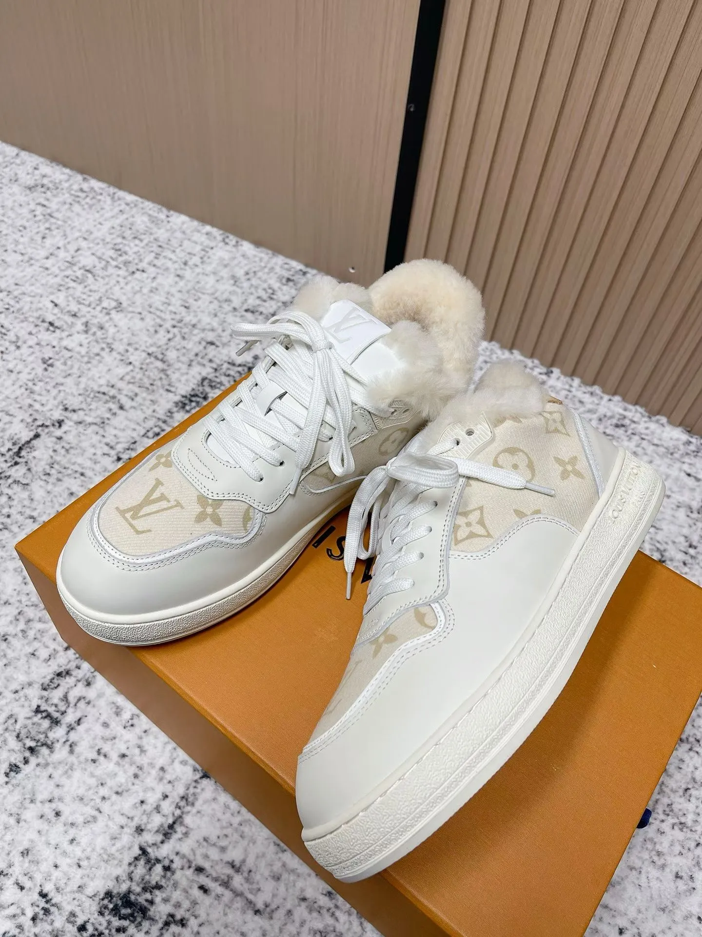 Men's shoes pP700! Top version Louis Vuiton Louis Vuitton sneakers casual shoes wool style‼ ️ LV Trainer sneakers are a classic idea inspired by retro basketball shoes by designer Virgil Abloh. This time, they are spliced ​​with smooth cow leather and Monogram embossed grained cow leather, and are embellished with Monogram flowers on the rubber outsole, reflecting a striking jump in one color! Fabric: Original imported first-layer cowhide Lining: Warm wool lining Bottom thickness: about 3cm Size: 35-41